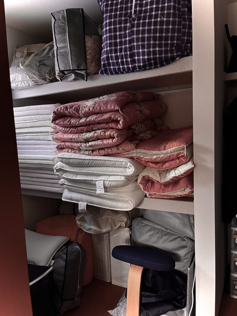 布団が乱雑に収納された押入れの全体写真
