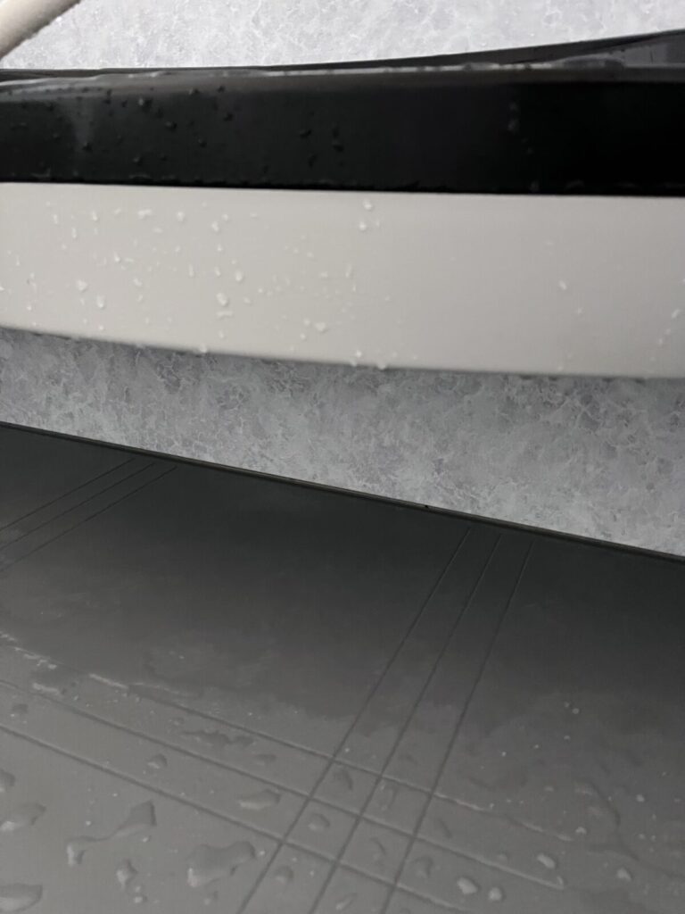 カビキラー使用後の浴室の隅｜リセット後の状態