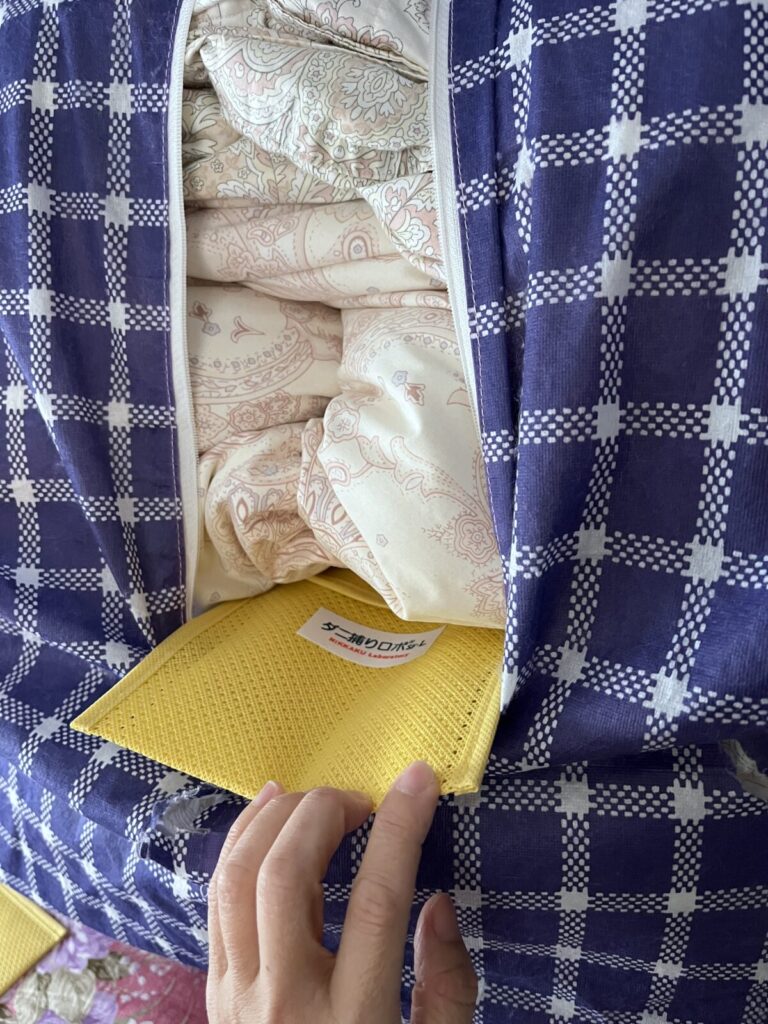 "押入れの布団にダニ対策を始めた様子"