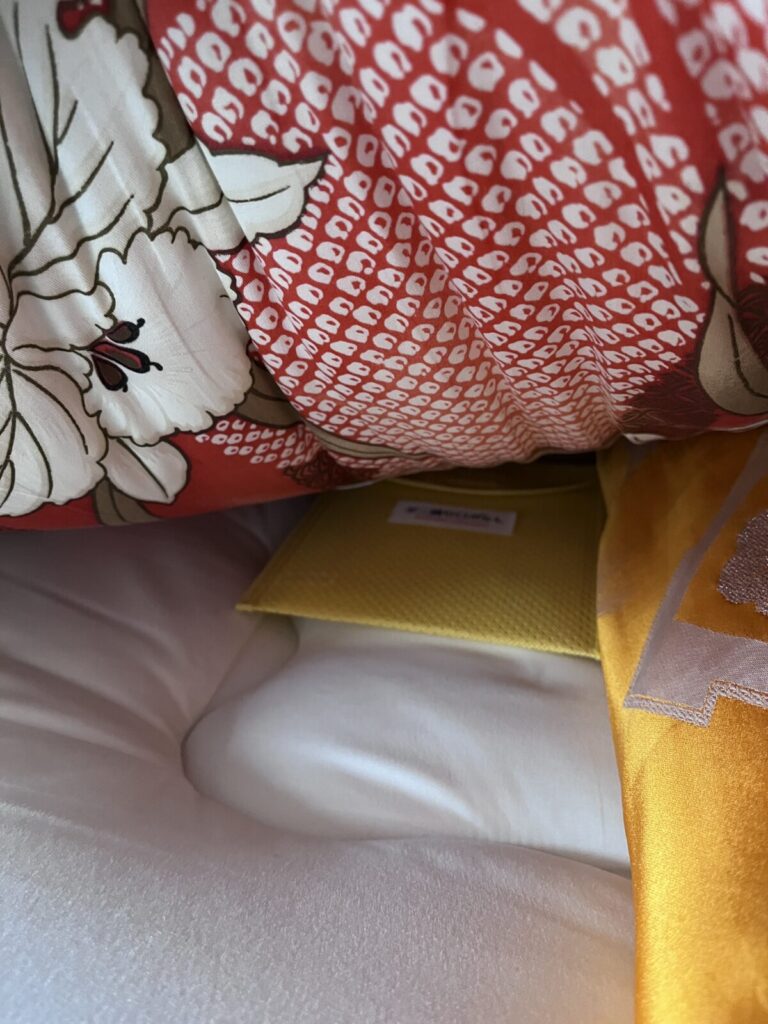 "布団の間にダニ捕りシートを設置"