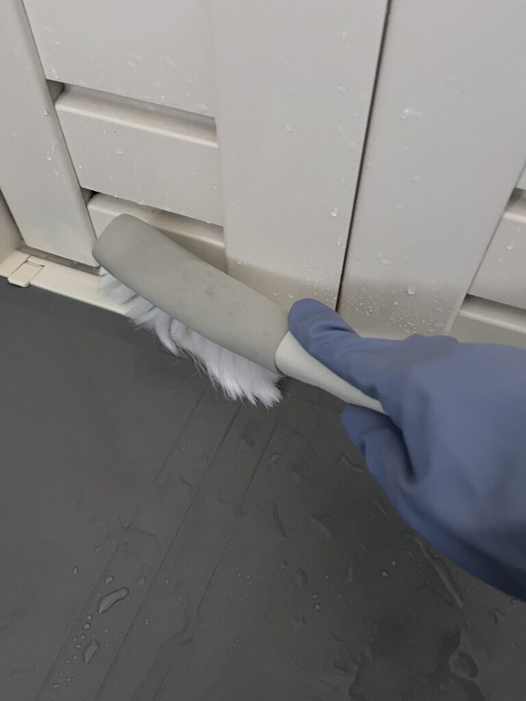 浴室ソフトブラシでカビ取り後の細かい部分を軽く整えている様子