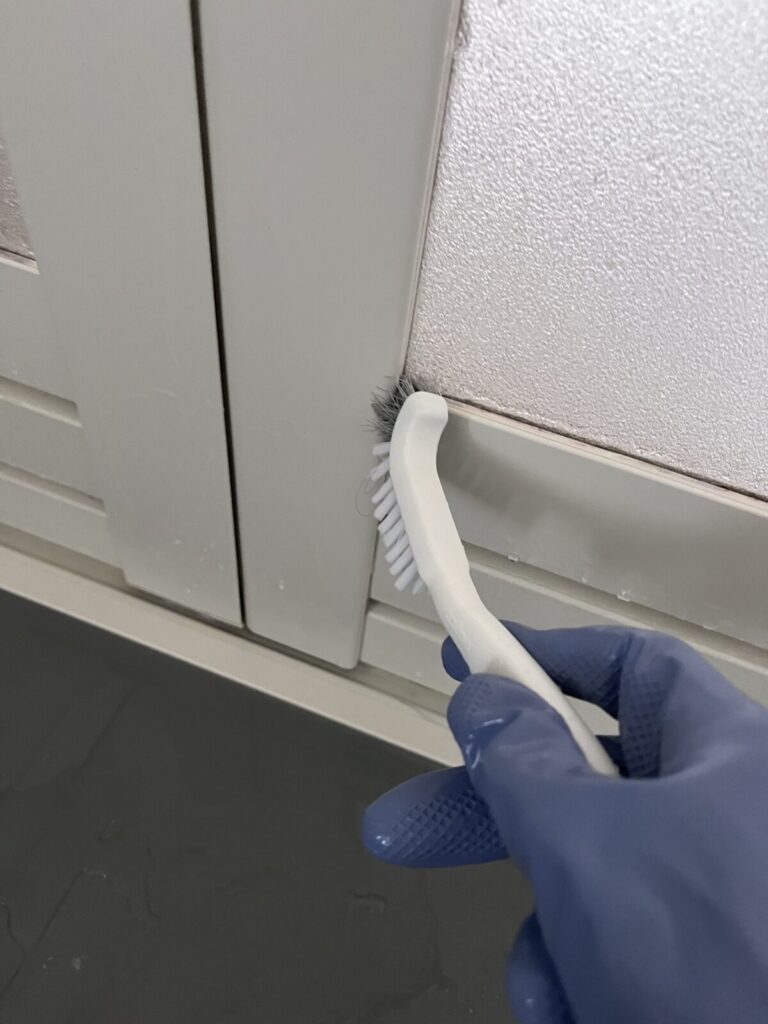 みずみブラシでパッキンや隙間の細かい汚れを仕上げている様子