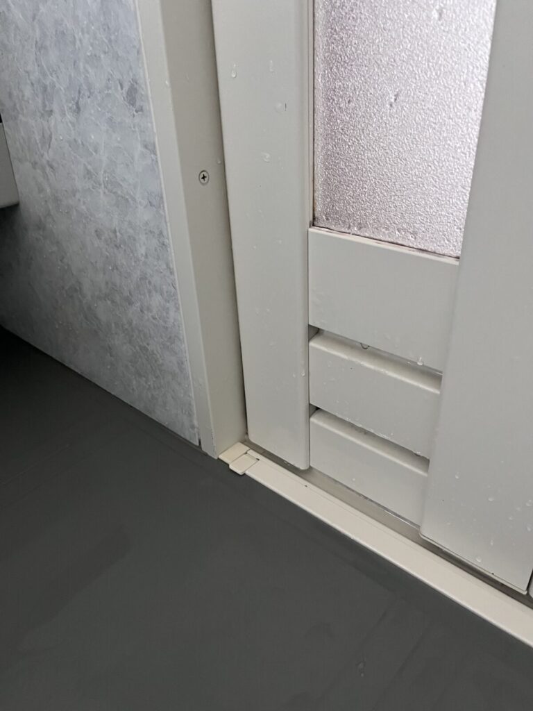 アズマジックで処理後の浴室ドアパッキンの黒カビが薄くなった状態