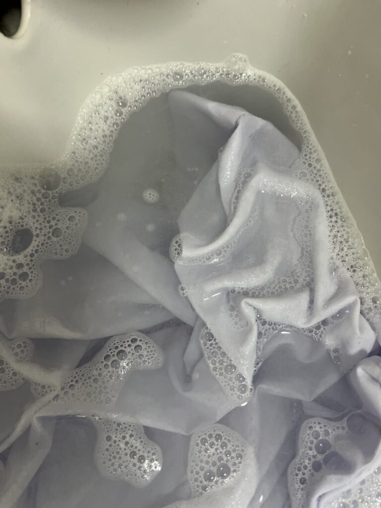 リネンナ2でワイシャツをつけ置き洗いして黄ばみを落とす様子