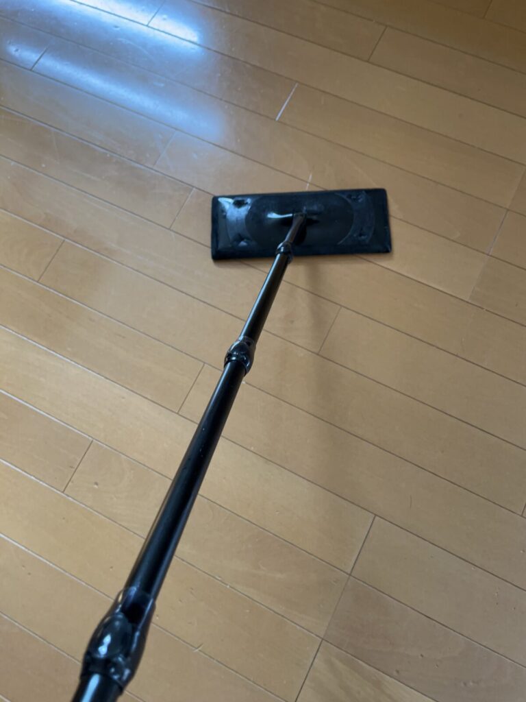 [画像：床を立ったまま拭いている写真]