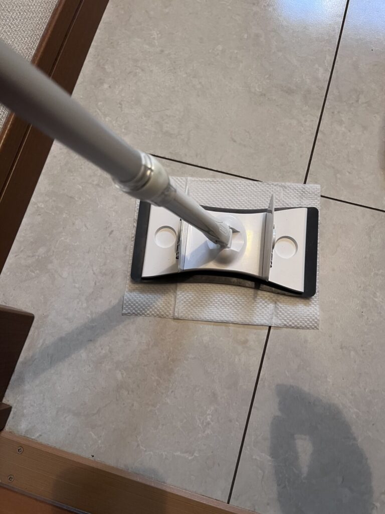 [画像：トイレの隙間を掃除している写真]