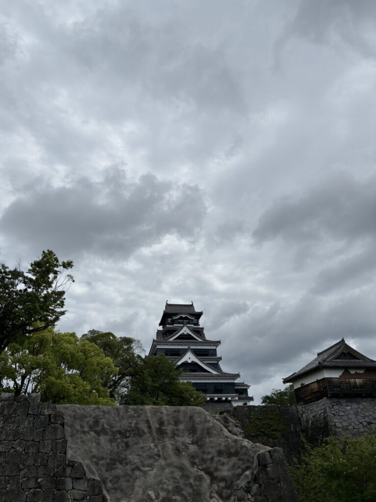 熊本城の天守閣を間近で見た様子