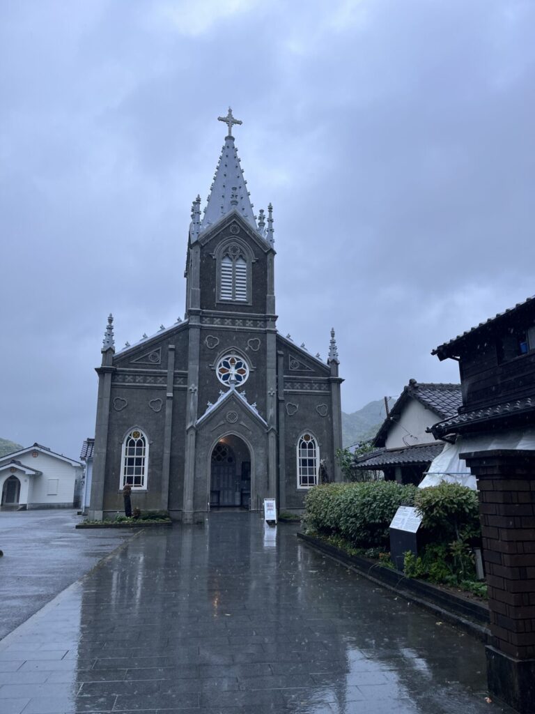 雨の日の崎津教会