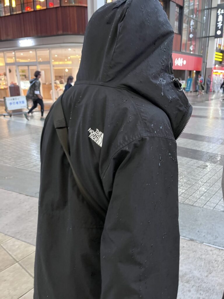 雨の日に着用しているノースフェイスコンパクトジャケットの撥水状況の写真